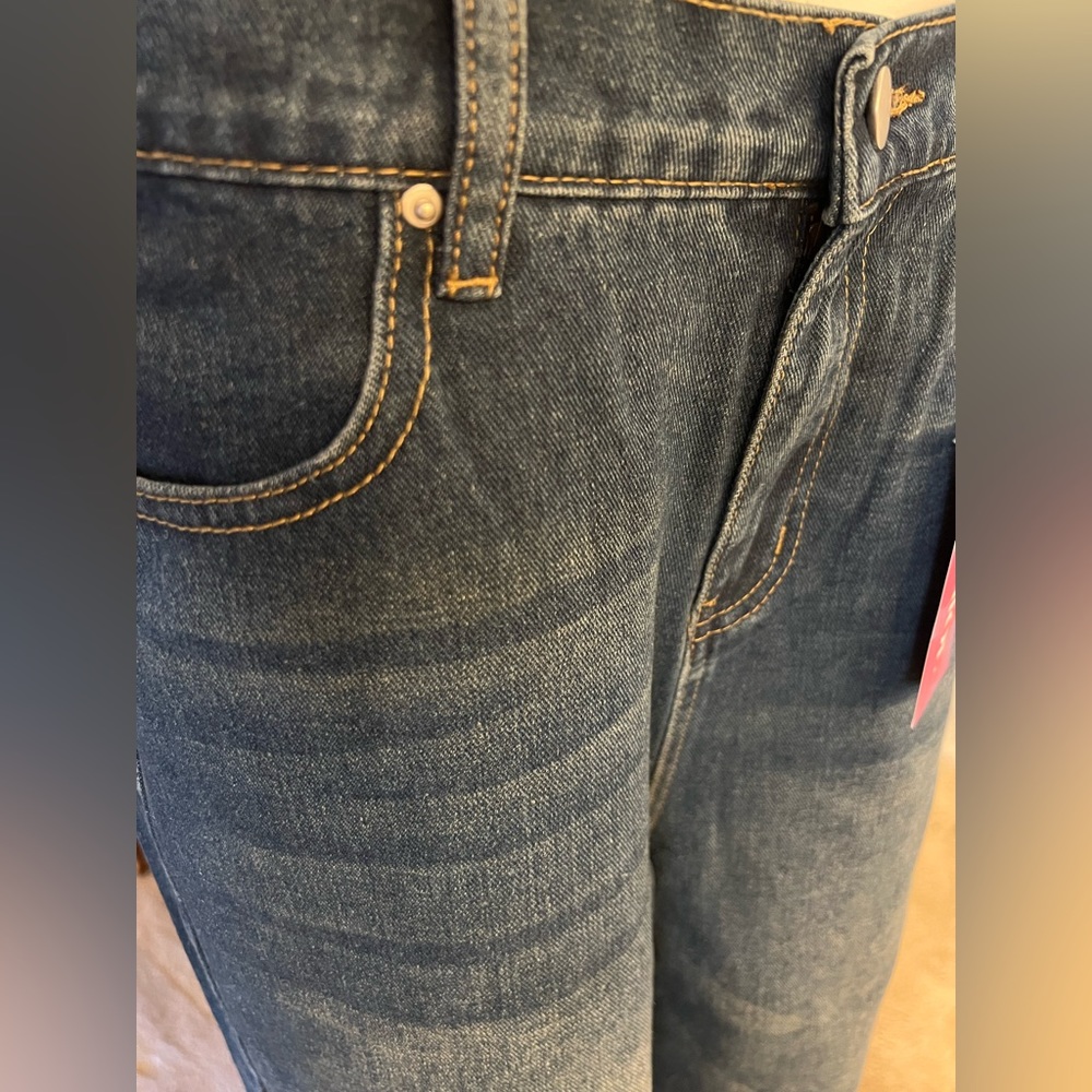 Women’s Denim wide leg jean. Never worn with Tags. Sz S 8-10.